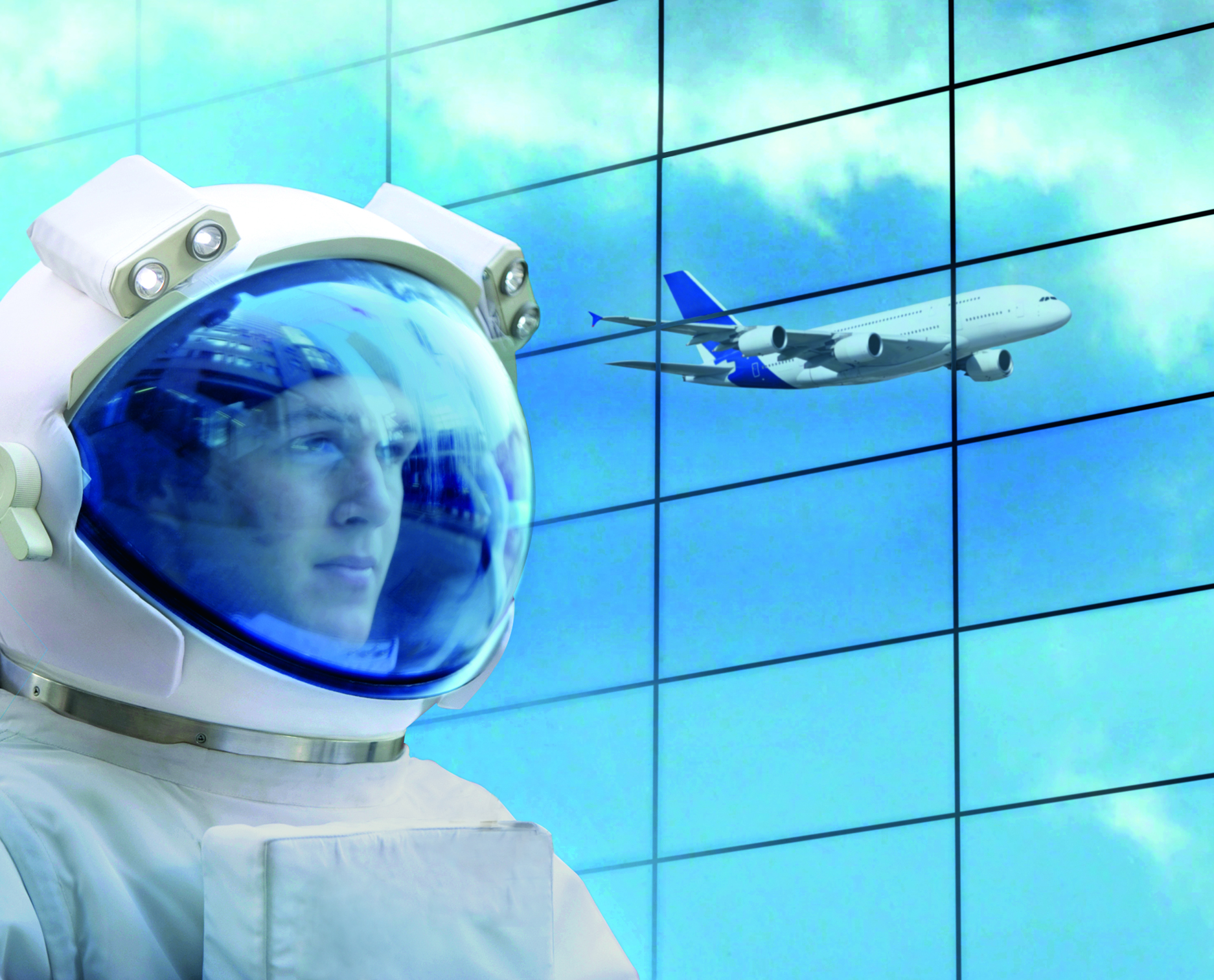 Ein Kopf im Astronauten-Helm, im Hintergrund eine sich Glaswand, auf der ein Flugzeug zu sehen ist