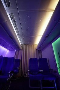 Innenraum eines Flugzeugs mit wenigen Sitzen