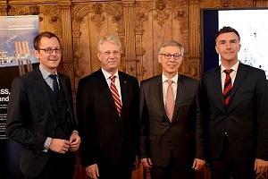 Gruppe von vier Männern im Rathaus Bremen