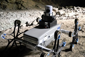 Ein Roboterfahrzeug, dass im Sand erprobt wird
