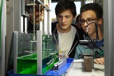 Zwei Schüler betrachten den Aufbau eines Experiments