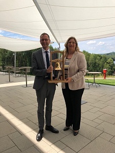 Anke Rehlinger übergibt Senator Martin Günthner eine Glocke