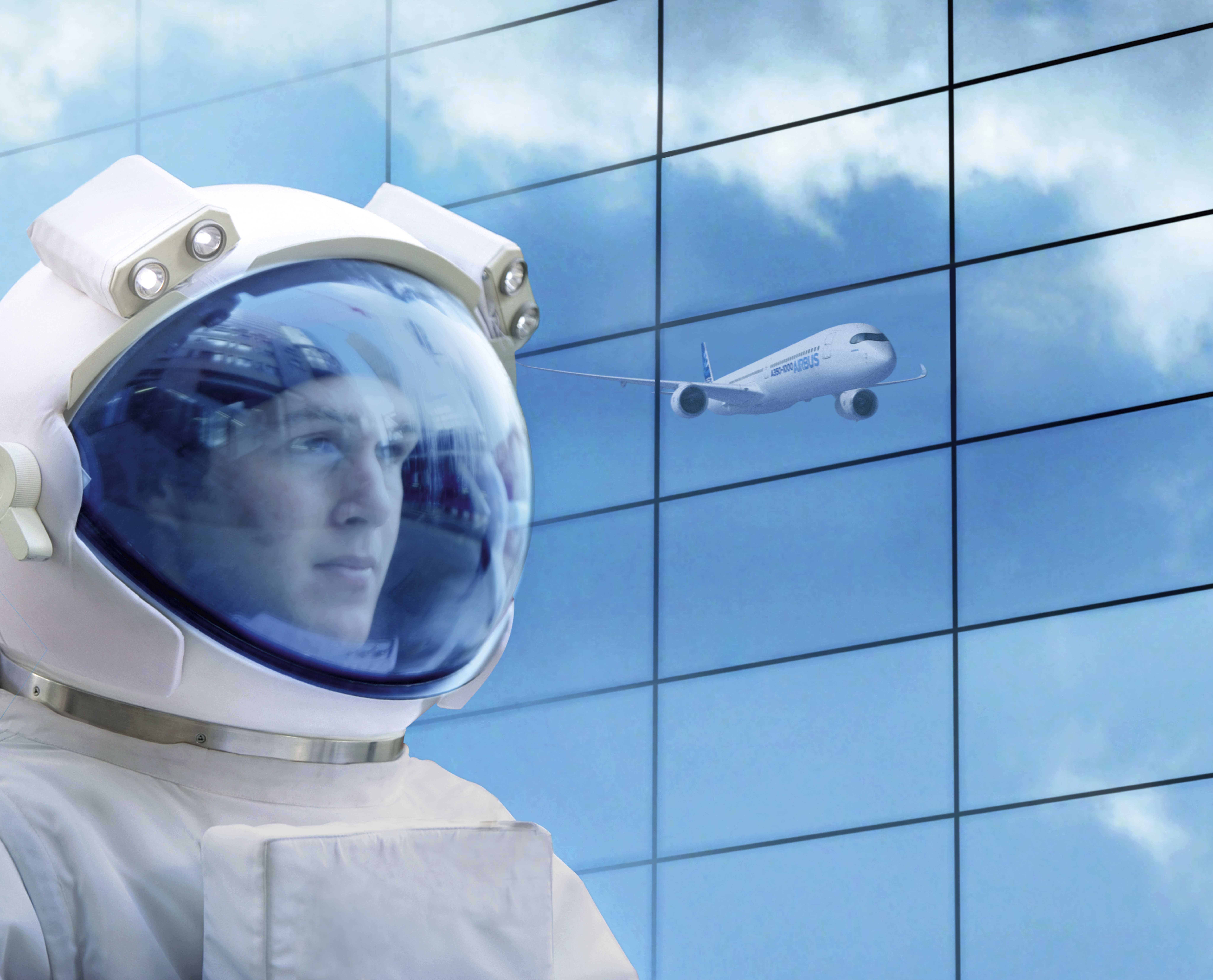 Eine Person in Astronautenkleidung vor einer Glaswand in der sich ein Flugzeug spiegelt