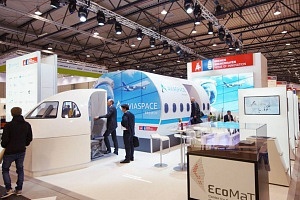 Messehalle mit dem Fokus auf den Stand von Aviaspace