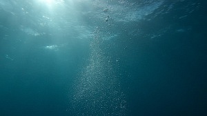 Unterwasserbild mit aufsteigenden Luftblasen