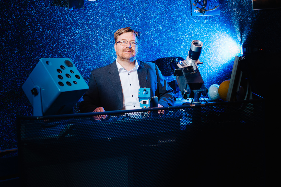 Andreas Vogel am Schalttisch im Planetarium