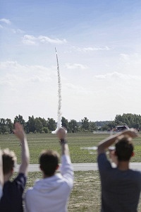 Einige Schüler, die den Start eines Satelliten ansehen