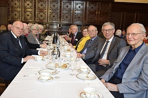 Bürgermeister Sieling und einige ältere Menschen an einer Kaffeetafel