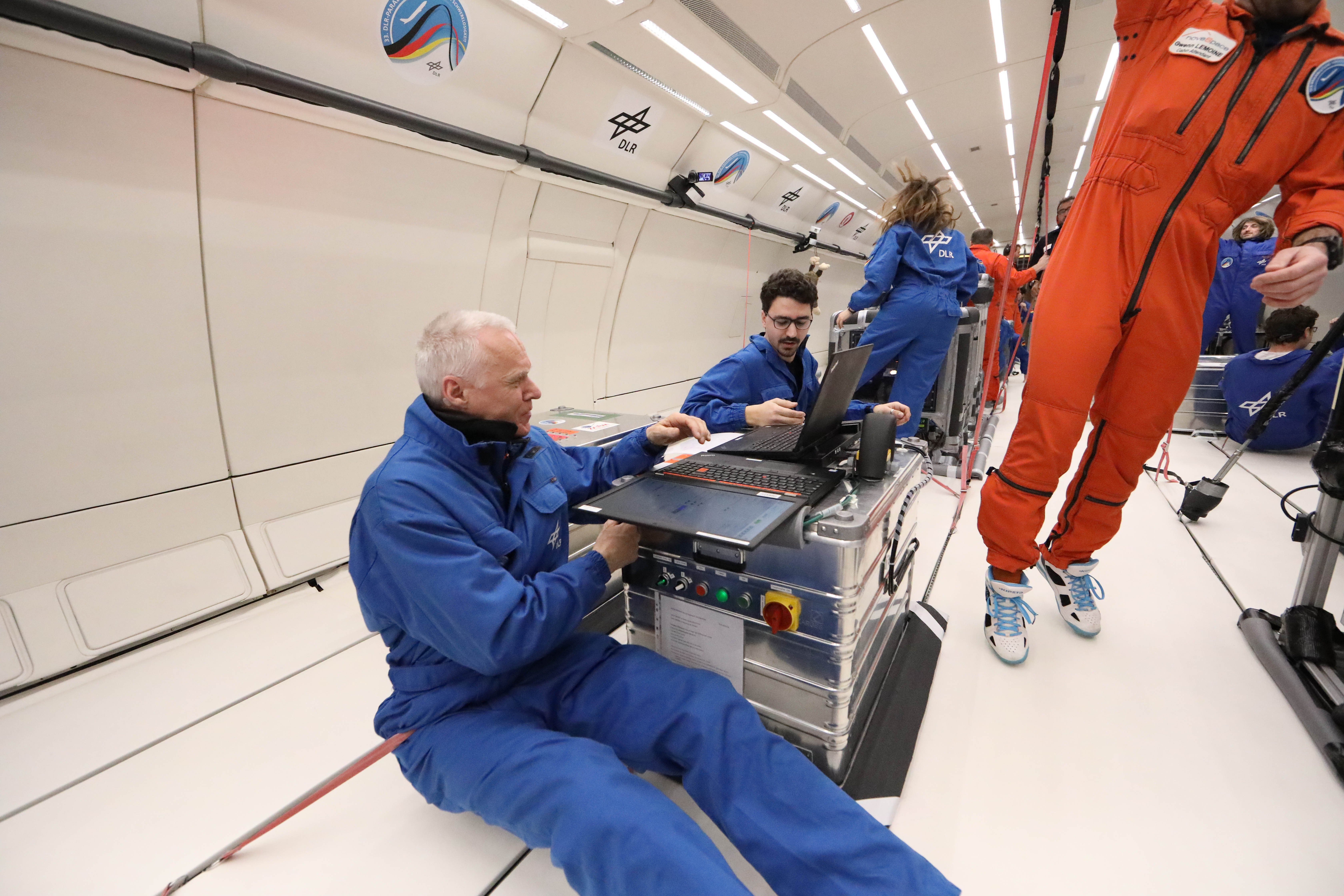 Das ZARM-Team bei der Experimentdurchführung während des Parabelflugs. Quelle: Novespace/Nicolas Courtioux.