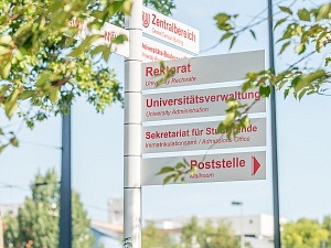 Ein Pfahl mit einigen Hinweisschildern im Bereich der Uni Bremen