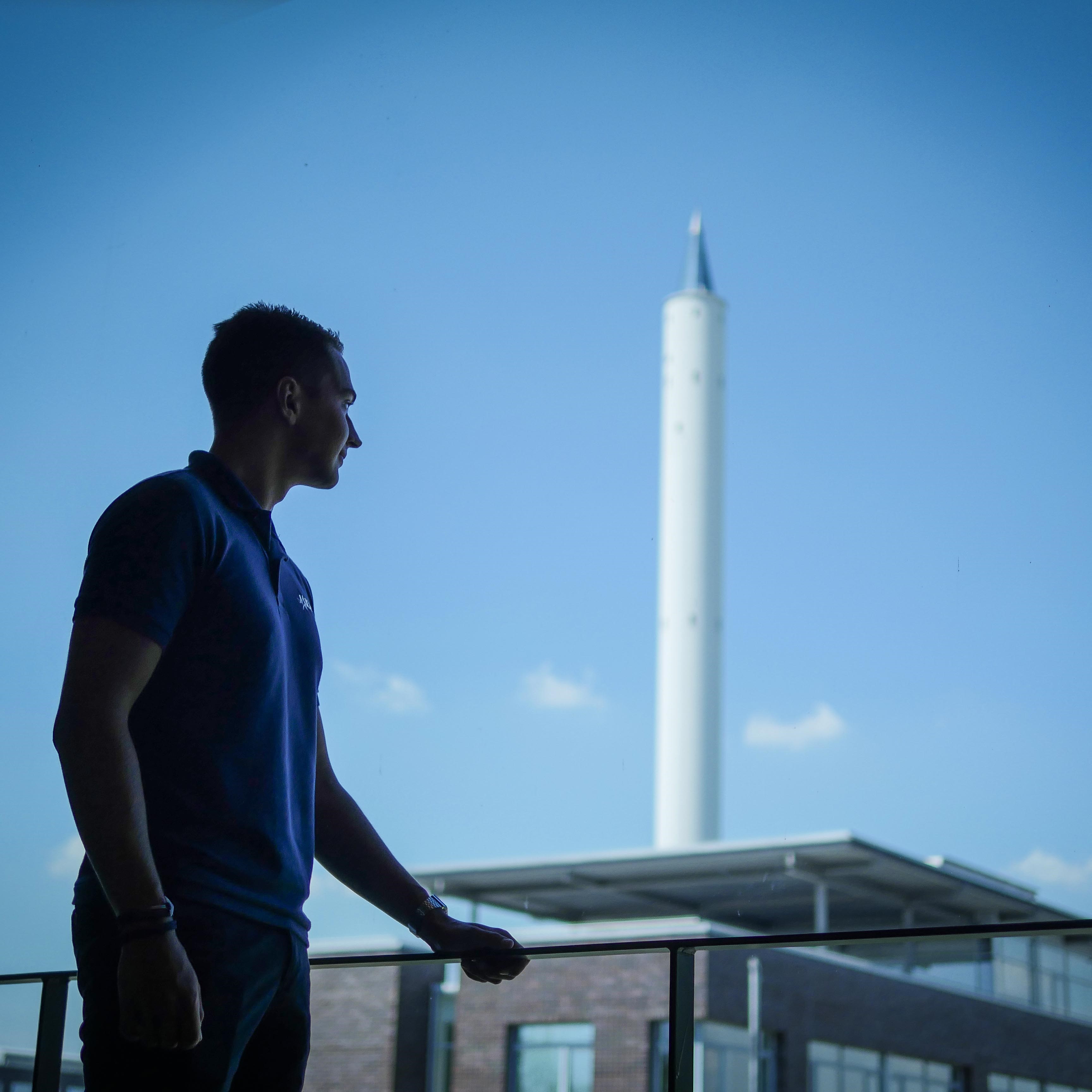 Ein Mann schaut zum Fallturm von Bremen