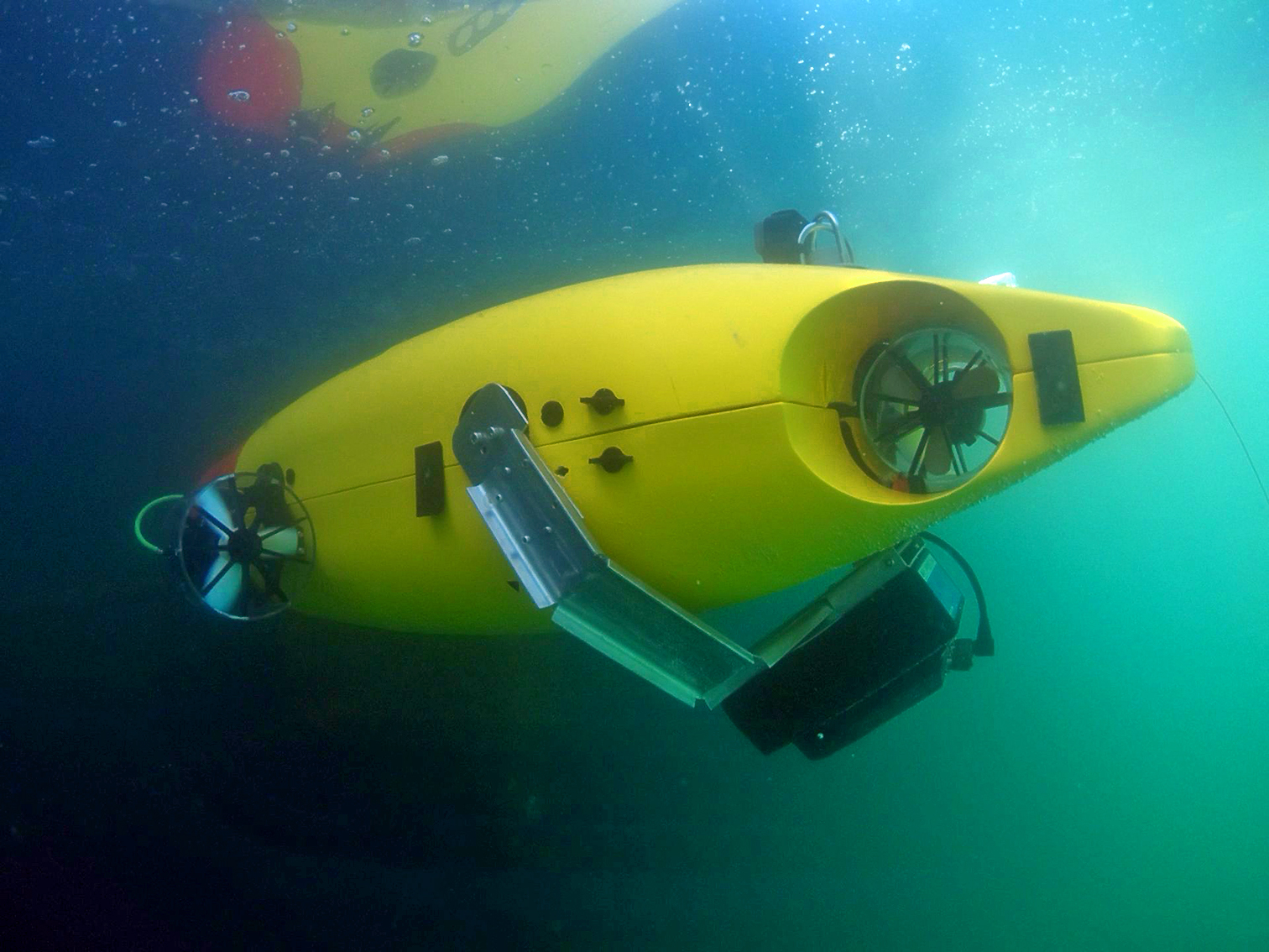 Ein autonomes Unterwasserfahrzeug unter Wasser