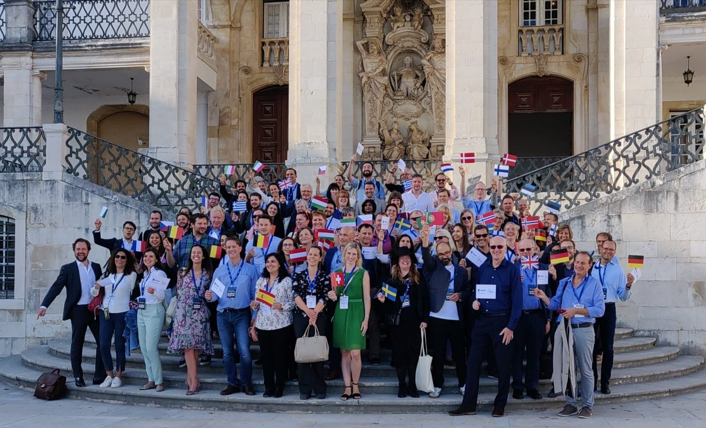 Gruppenfoto mit vielen Personen auf einer Treppe