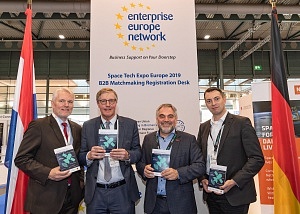 Vier Männer stehen vor einem Banner der enterprise europe network 2019