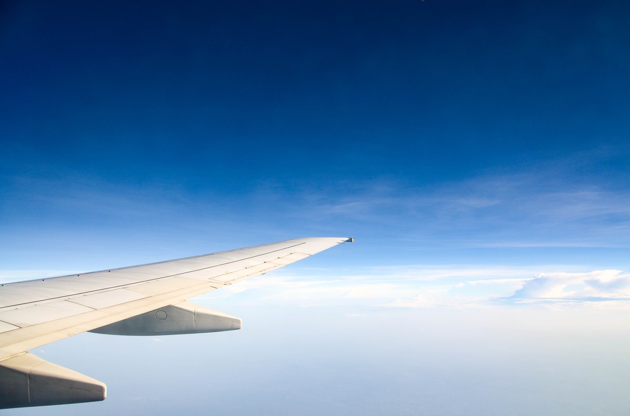 Der äußere Teil eine Flugzeugflügels beim Flug