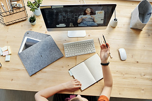 Ein Laptop mit Videokonferenz am Arbeitsplatz