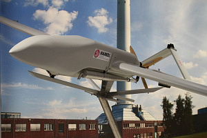 Eine Drohne; im Hintergrund der Fallturm von Bremen