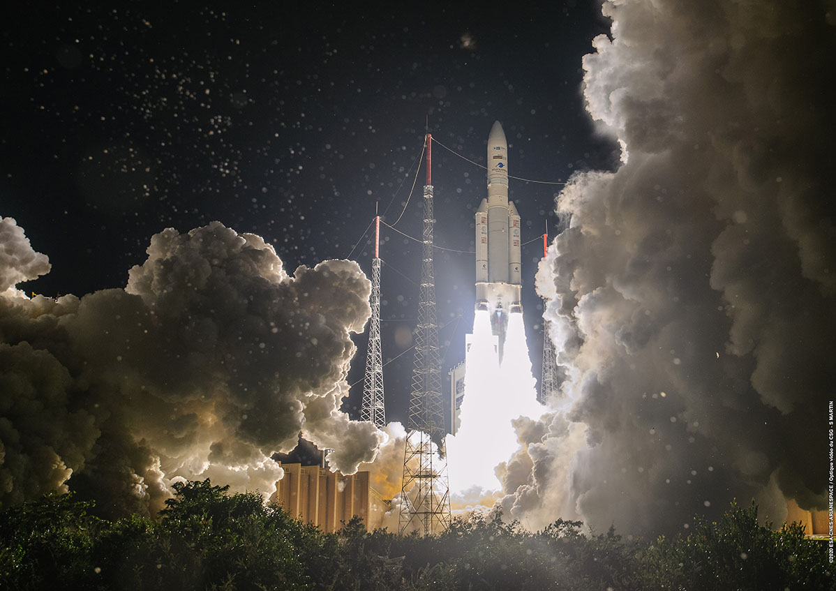 Start einer Ariane 5 bei Nacht