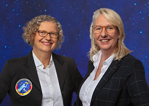 Zwei Frauen vom Astronautinnen-Training blicken in die Kamera