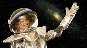 Eine Frau im Astronautinnenanzug