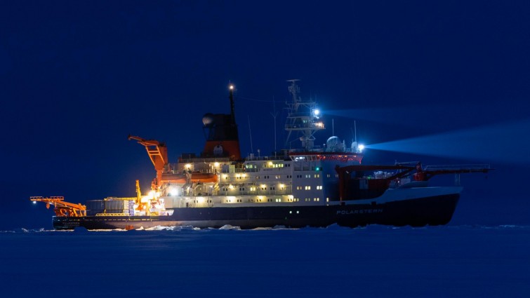 Das Forschungsschiff Polarstern bei Nacht