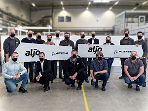Einige Personen halten zwei Banner mit der Aufschrift: Aljo-Boeing