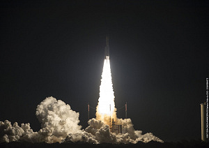 Start einer Ariane 5 bei Nacht