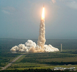 Start einer Ariane 5 bei Tag