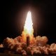 Start einer Ariane 5 bei Nacht