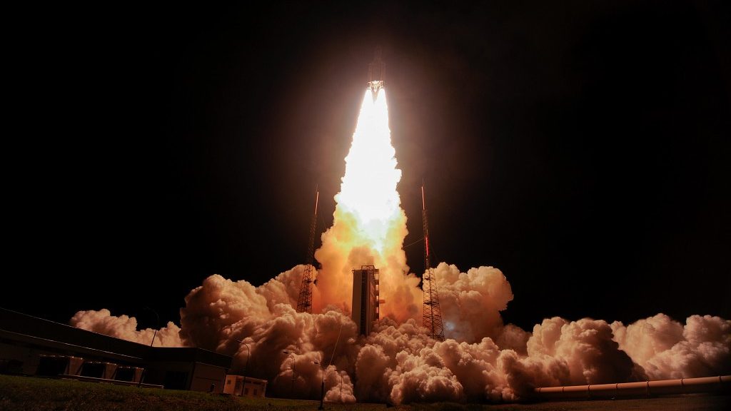Start einer Ariane 5 bei Nacht