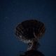 Ein Satellit, der in den Nachthimmel ausgerichtet ist