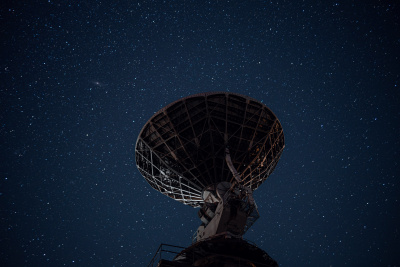 Ein Satellit, der in den Nachthimmel ausgerichtet ist