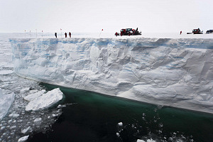 Eine Expeditionsgruppe der Polarsten auf einem Eisberg