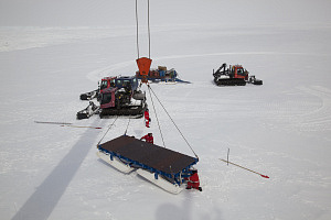 Ausrüstungsgeräte der Polarstern werden auf dem Eis abgeladen