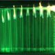 Brennende Plexiglasstäbe in grüner Flüssigkeit
