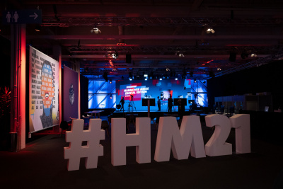 Schriftzug: #HM21; im Hintergrund ein Fernsehstudio