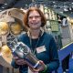 Kristina Vogt hält Preis in die Kamera