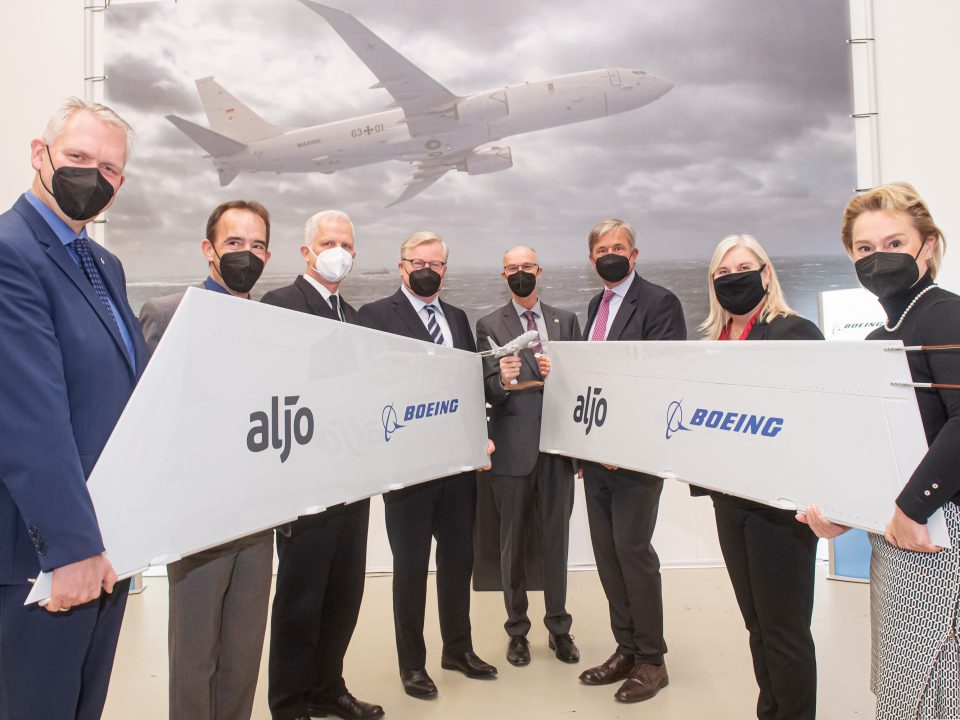Auf dem Foto sind die Vertreter von Boeing, vom Hersteller Aljo sowie Niedersachsens Wirtschaftsminister Bernd Althusmann (CDU) und Niedersachsens Wissenschaftsminister Björn Thümler (CDU). Foto: Christian Kosak