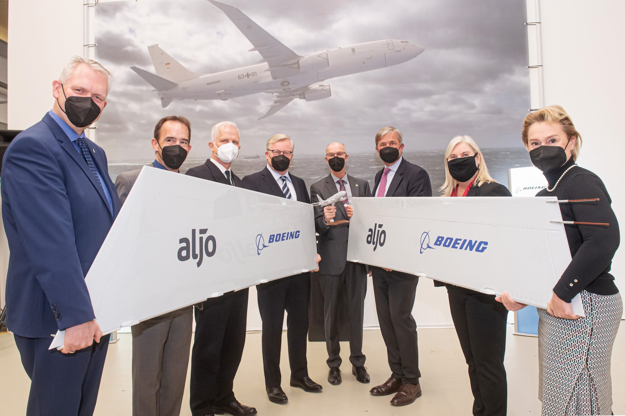 Auf dem Foto sind die Vertreter von Boeing, vom Hersteller Aljo sowie Niedersachsens Wirtschaftsminister Bernd Althusmann (CDU) und Niedersachsens Wissenschaftsminister Björn Thümler (CDU). Foto: Christian Kosak