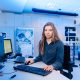 Frau im Halbportrait vor dem Computer