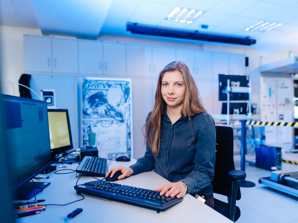 Frau im Halbportrait vor dem Computer