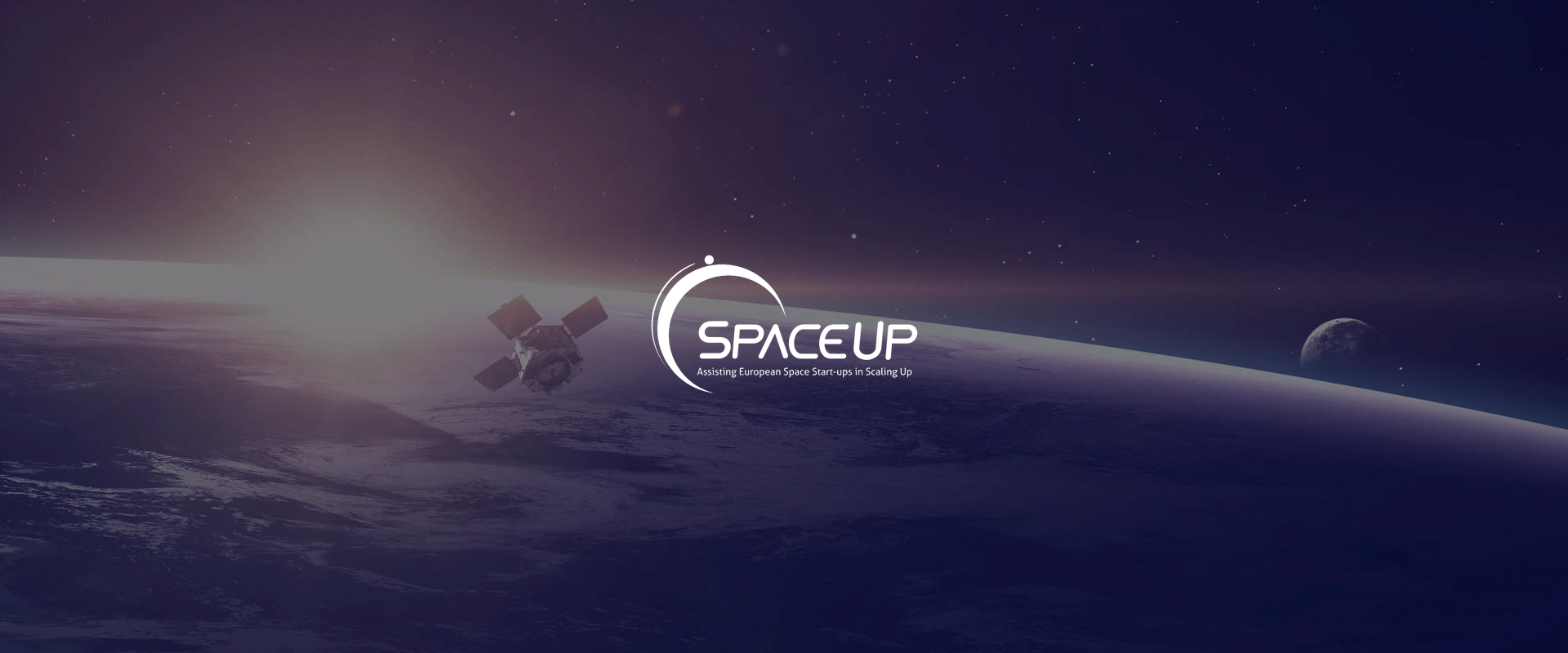 Zu sehen ist ein Bild aus dem Weltraum mit Blick auf die Erde, in der Mitte des Bildes ist das Space Up Logo platziert