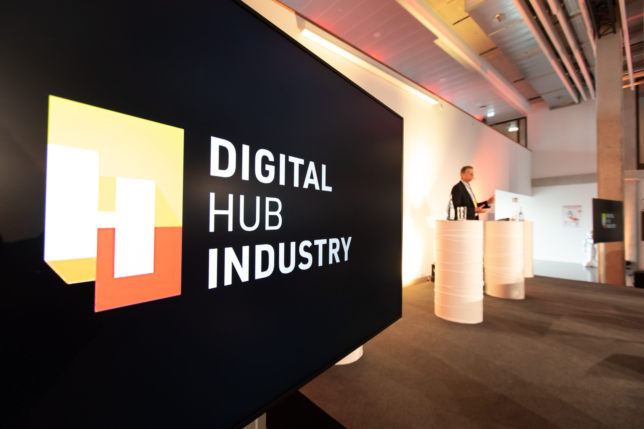 Ein Monitor zeigt das Logo vom Digital Hub Industry