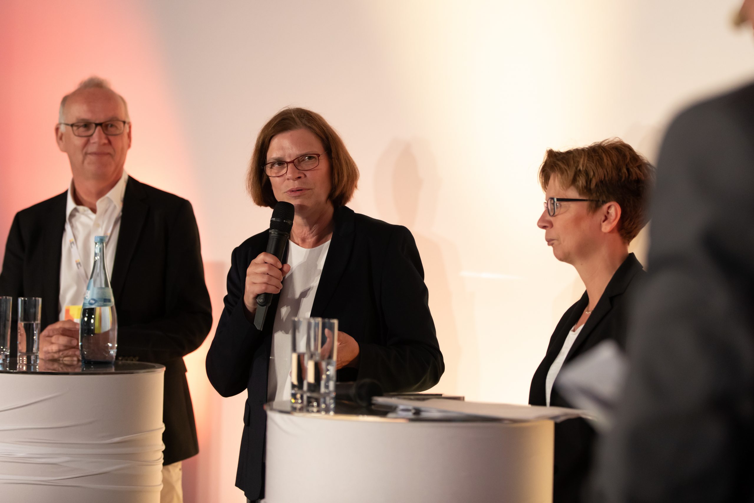 Wirtschaftssenatorin Kristina Vogt spricht ein Mikrofon, neben ihr stehen Prof. Dr.-Ing. Bernd Scholz-Reiter und Dr. Claudia Schilling