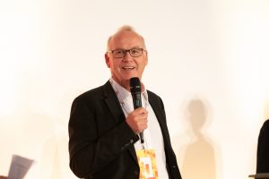 Prof. Dr.-Ing. Bernd Scholz-Reiter spricht in ein Mikrofon