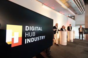 Ein Monitor zeigt das Logo vom Digital Hub Industry