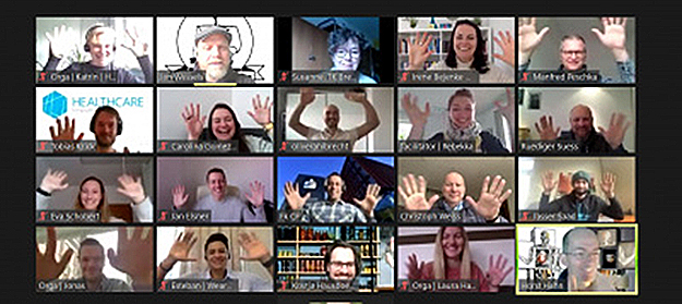 Screenshot einer Videokonferenz; die Teilnehmenden halten ihre zehn Finger ins Bild
