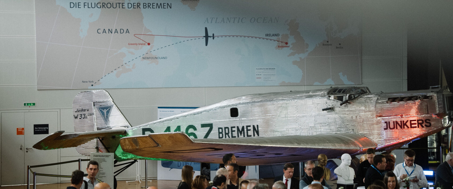 DSC01286 Begleitet durch die Luftfahrt Veteranin „Bremen“ D1167 wurde das Veranstaltungsformat durch ein großartiges Ambiente in der Bremenhalle…