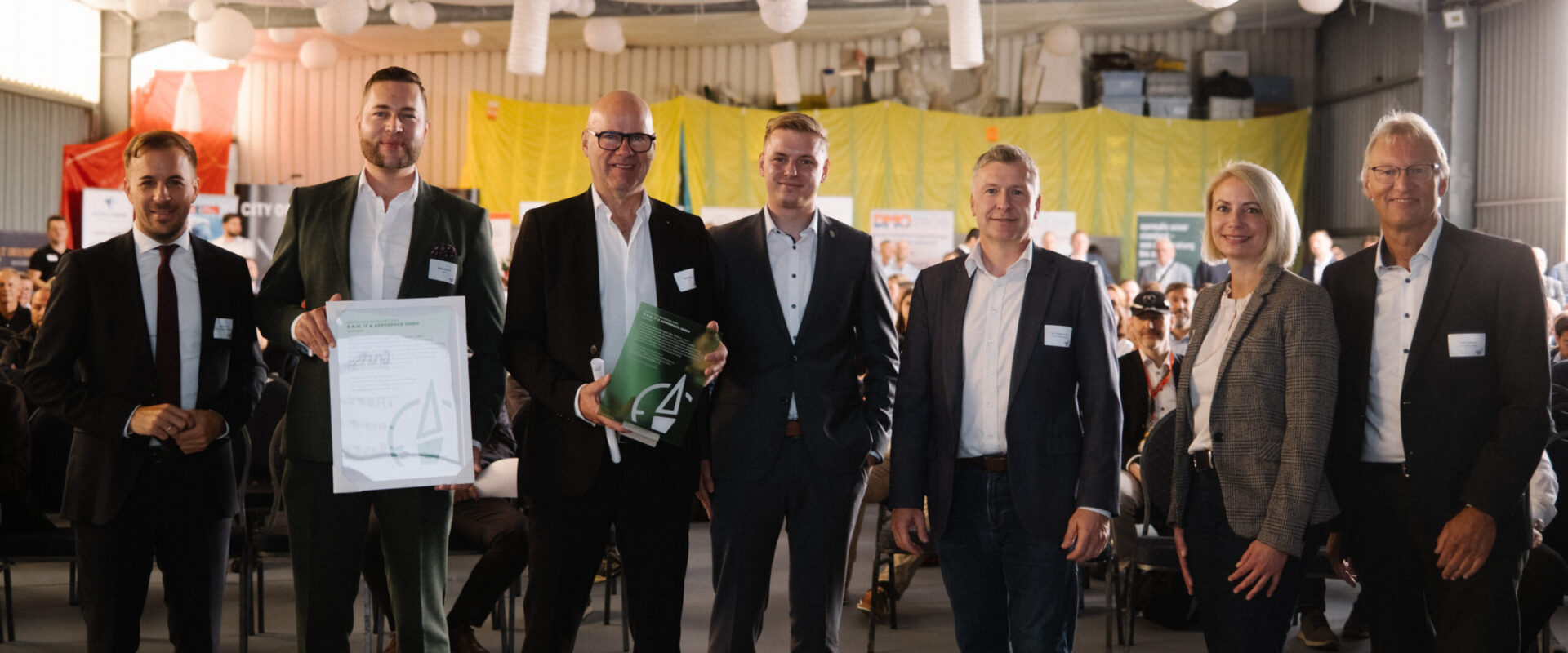DSCF0225 Der Innovationspreis „Motor des Nordens“, 2024 von Powerhouse Nord e.V. ins Leben gerufen, wurde am zweiten Veranstaltungstag der b.r.m. IT & Aerospace GmbH für ihre herausragenden Leistungen im Raum zwischen Ems und Elbe verliehen.