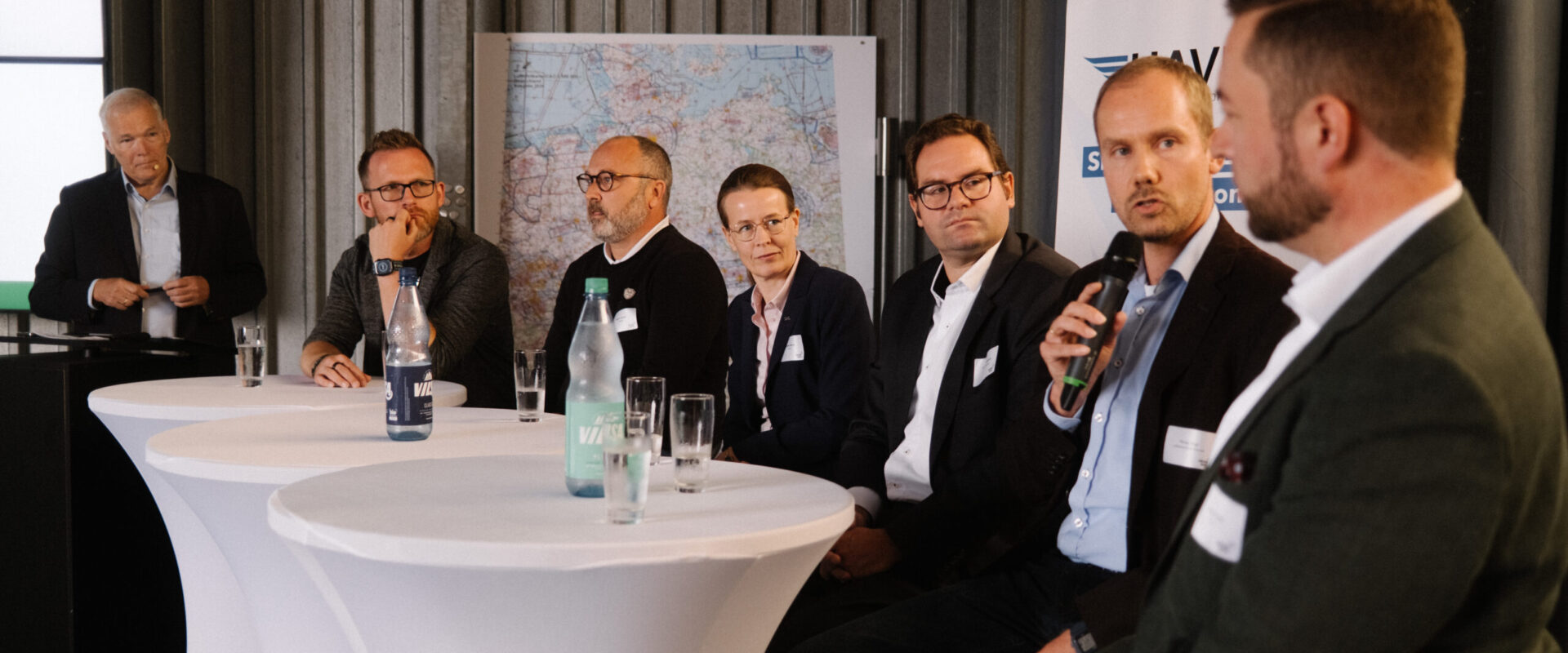 DSCF0319 Spannende Panels. Hier zum Thema „Hardware“ mit den Teilnehmenden Dr. Klaus Schoh (Germandrones), Dipl.-Ing. Michael Kügelgen (MK Technology), Dr. Martin Nägele (OptoPrecision), Tim Behrens (ADAS), Prof. Dr.-Ing. Florian Holzapfel (TUM) unter der Moderation von Prof. Rolf Henke, Luftfahrtkoordinator des Landes Bremen.